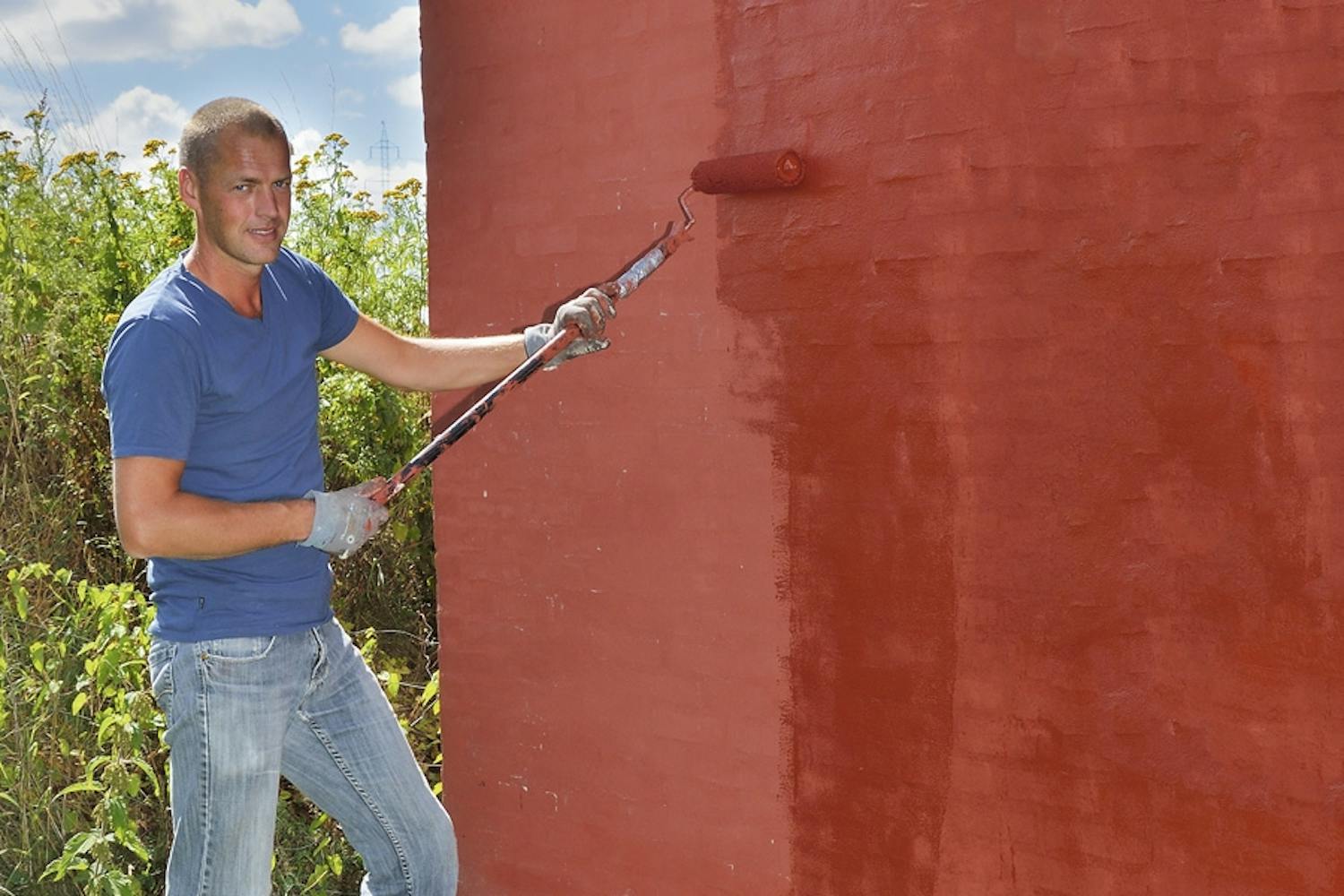 Hvordan unngår jeg at malingen skaller av? Malingen rulles på, men det er viktig å røre i den ofte, slik at den ikke bunnfaller.